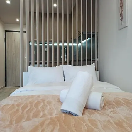 Minimalist W/ View * Salonic